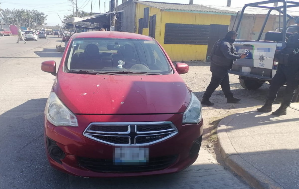 Recuperan vehículo con reporte de robo, hay un detenido