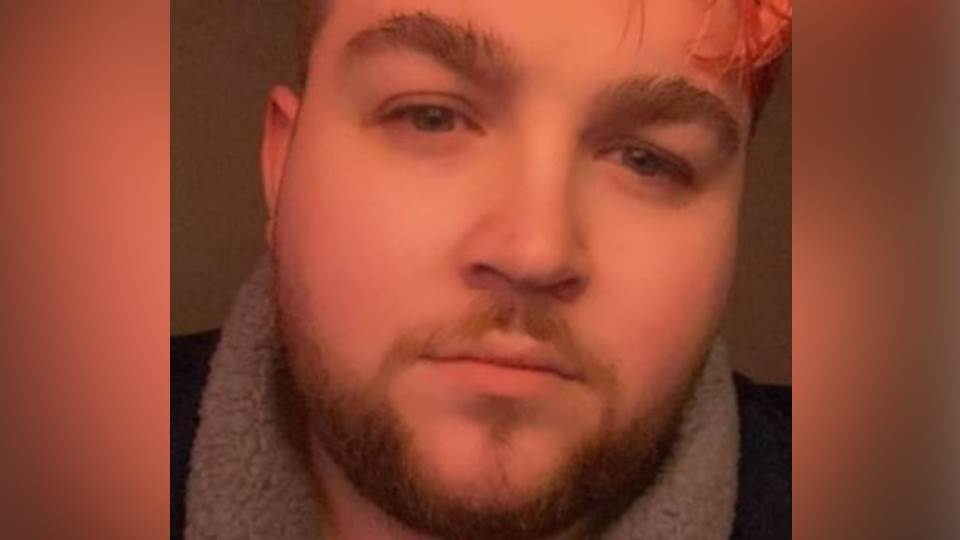 Utilizan las fotos de un hombre para engañar a hombres gay que buscan amor