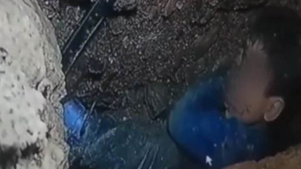 Siguen labores para rescatar a niño que cayó a un pozo en Marruecos