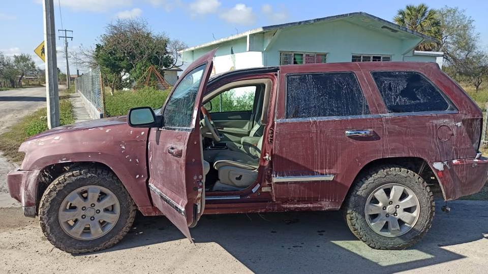 Hallan ponchallantas y cartuchos en camioneta blindada en Díaz Ordaz