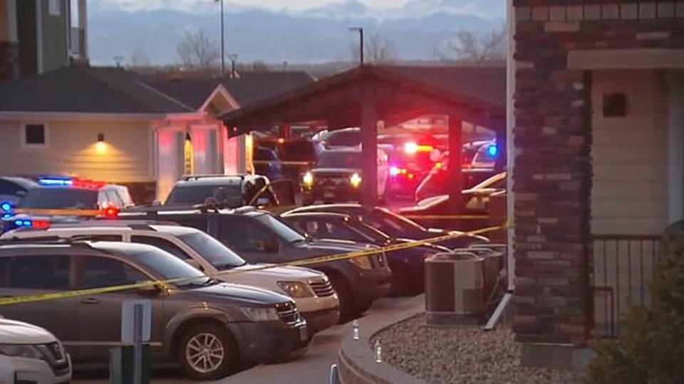 Encuentran a cinco muertos por sobredosis; sobrevive una mujer y un bebé de cuatro meses entre los cadáveres