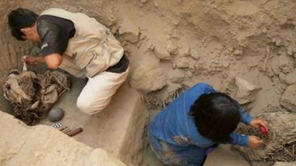 Encuentran momias de seis niños sacrificados en Perú