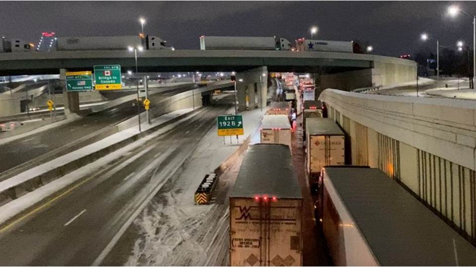 El puente más transitado de Canadá es bloqueado por camioneros protestantes