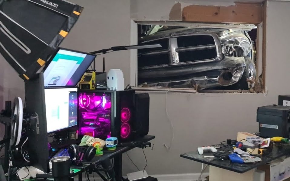 Streamer suspende transmisión por que una camioneta choco contra su casa