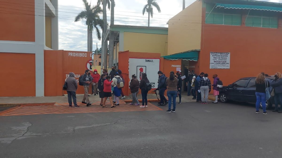 Con bajas temperaturas, alumnos regresan a la aulas
