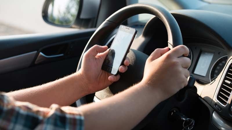 Piden a regidores no condonar multas de tránsito por uso de celular