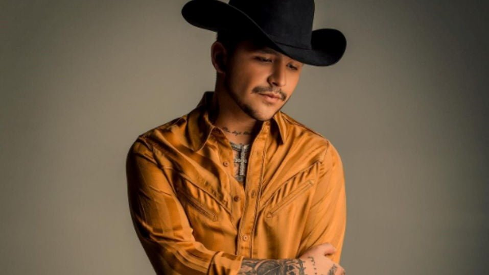 Christian Nodal firma contrato con disquera, en medio del escándalo