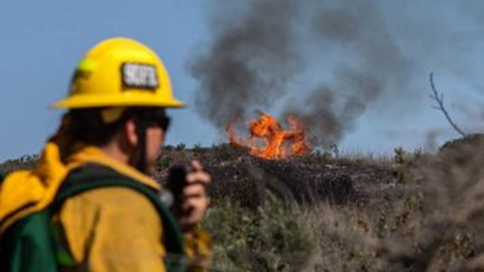 Inusual ola de calor en California ocasiona incendios forzando a evacuaciones