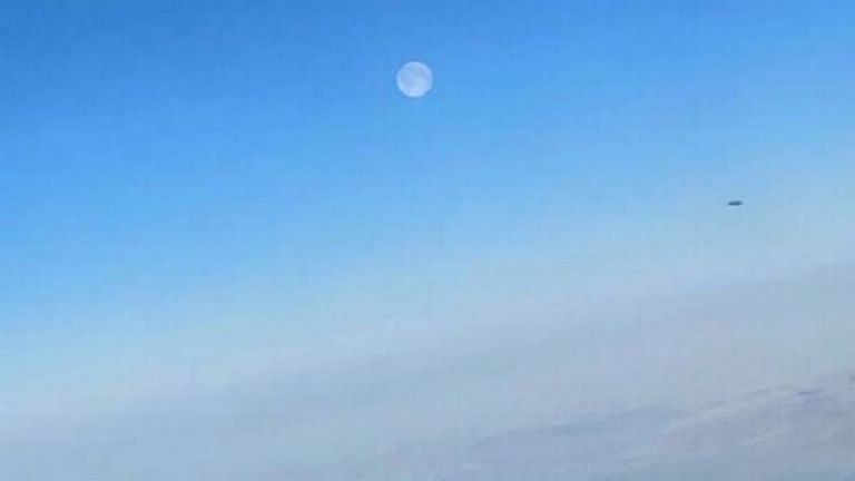 Pasajeros de avión quedan atónitos después de ver un misterioso OVNI junto a ellos