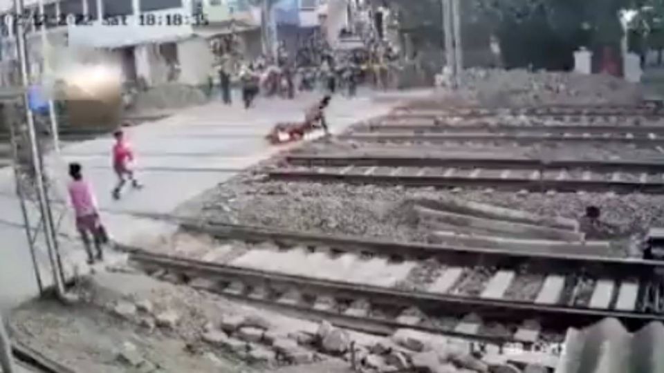 Por poco y se lo lleva el tren