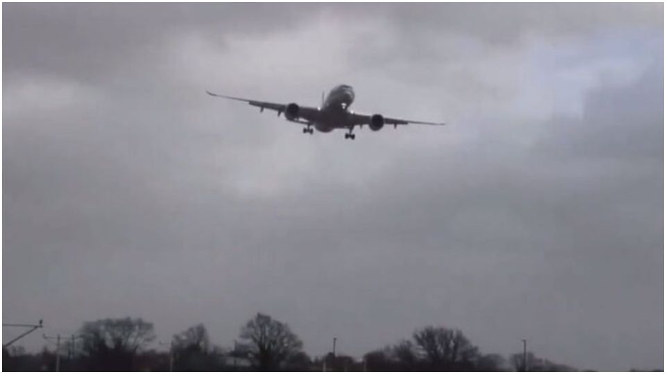 De terror; momento en el que avión intenta aterrizar en medio de fuertes vientos causados por tormenta