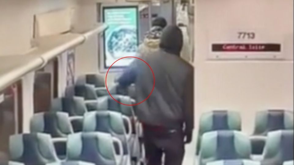 Momento en el que le disparan por detrás a un joven