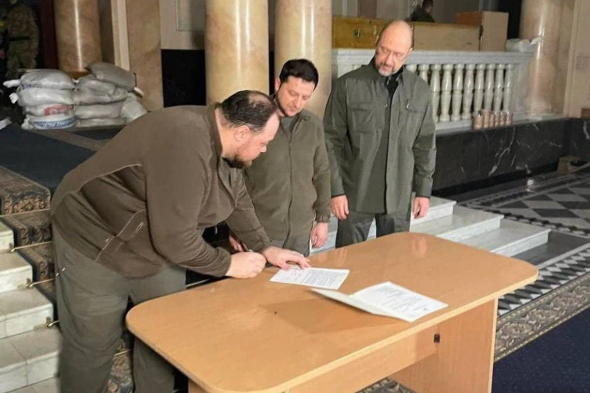 Zelenski firma solicitud para entrada de Ucrania a Unión Europea