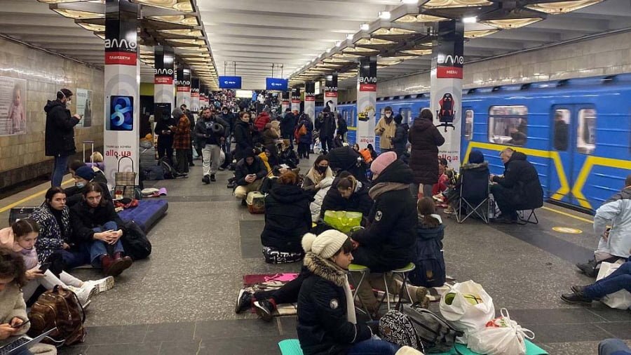 Ucrania usa estaciones del metro como refugios antibombas
