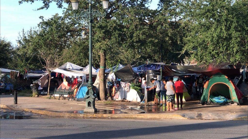 Migrantes no quieren abandonar la plaza de la República