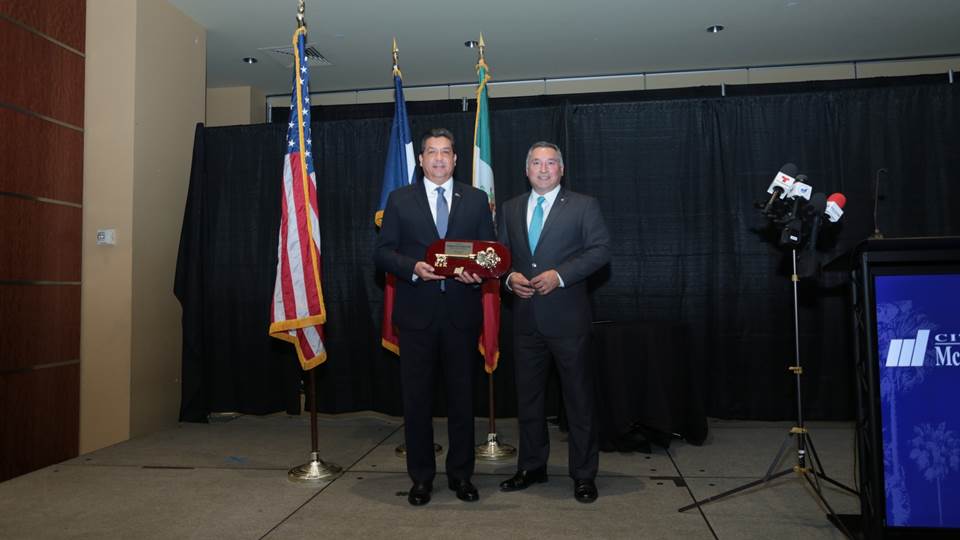 Recibe Gobernador Cabeza de Vaca las llaves de la ciudad de McAllen