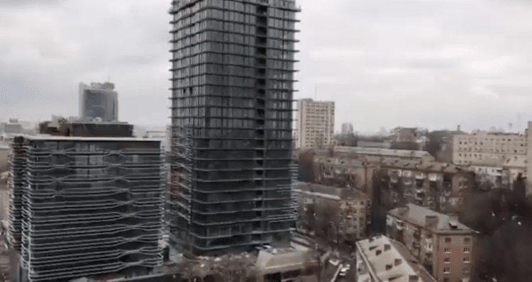Reporta Ebrard explosión en edificio contiguo a embajada de México en Ucrania