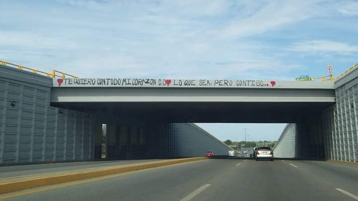Con pintas a puente en Altamira, demuestran su amor en el día de San Valentín