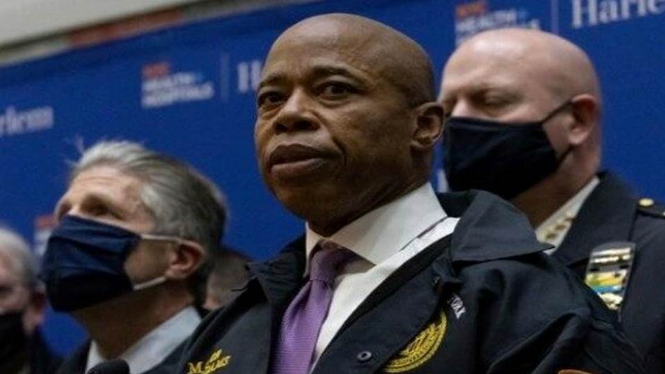Mil 430 empleados negados a recibir vacuna son despedidos por la Alcaldía de Nueva York