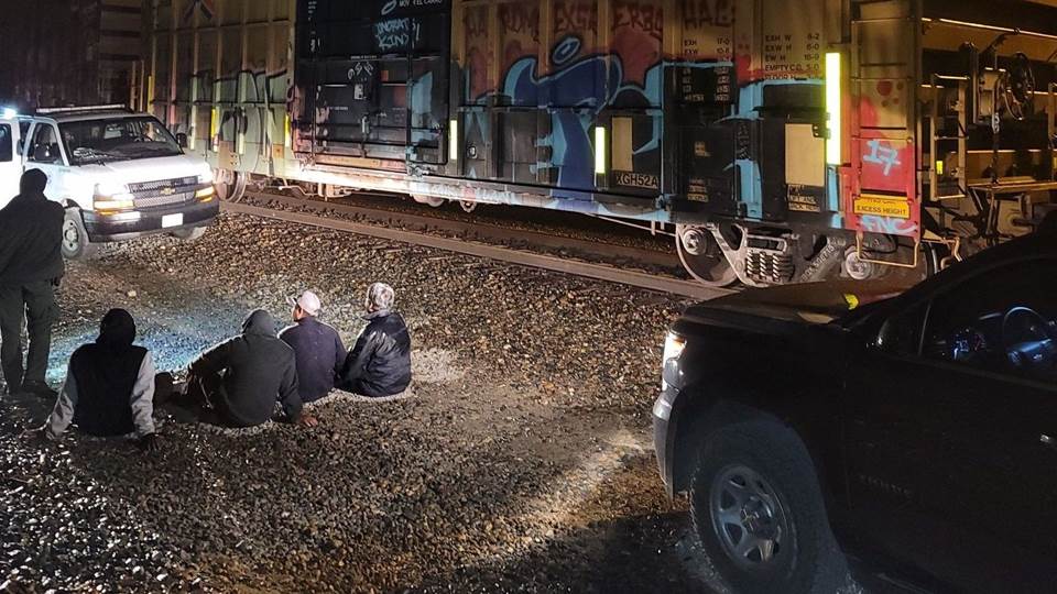 Bajan de «la bestia» a ilegales en la frontera de Laredo, Texas