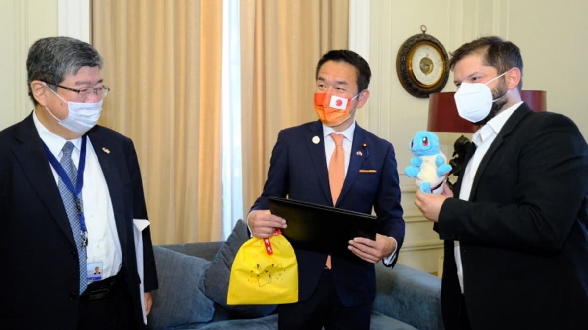 Ministro de Japón regala Pokémon a presidente electo de Chile