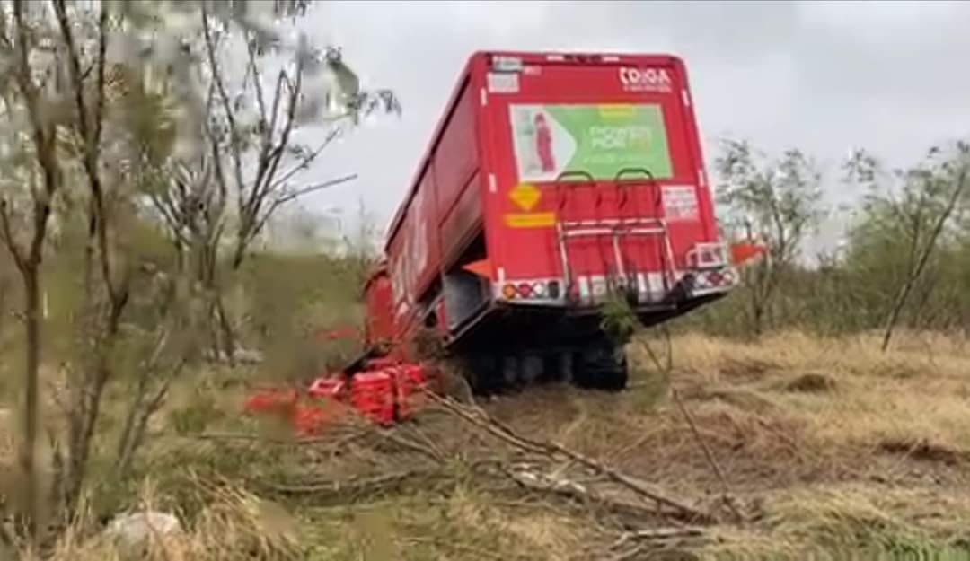 Vuelca unidad de Coca-Cola y deja a tres lesionados