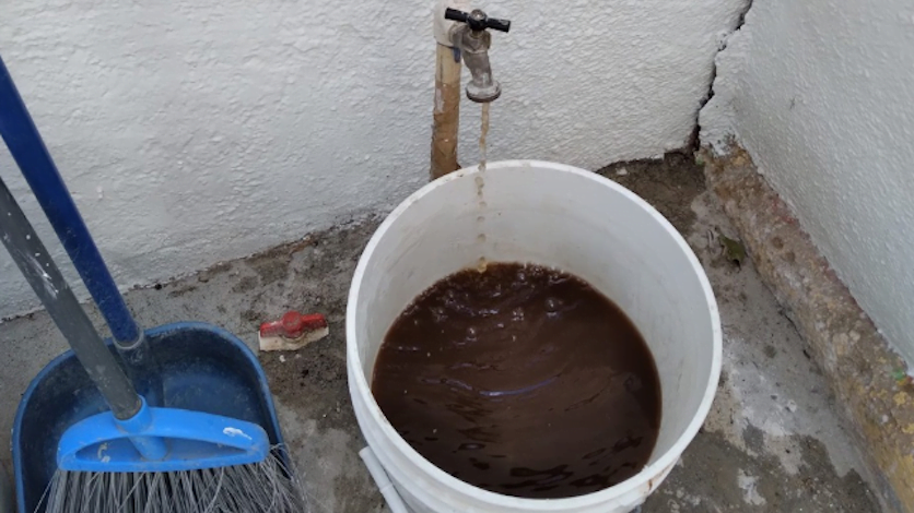 Usuarios se quejan por recibir agua “chocolatosa” en Río Bravo