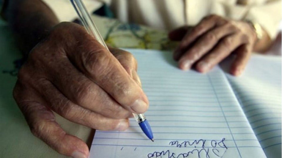 Pandemia afecta educación de adultos mayores, casi 16 mil sufren de analfabetismo