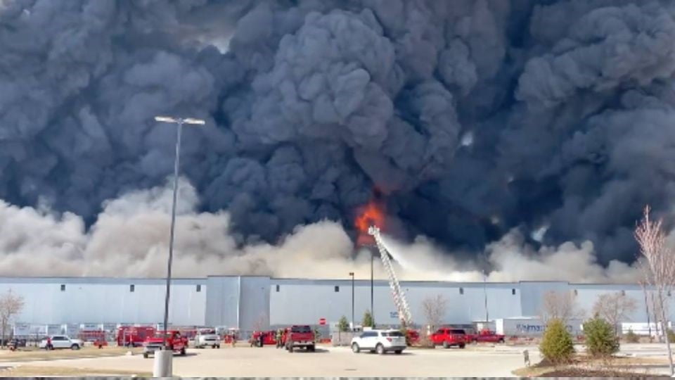 Captan impresionante video de incendio masivo que devasta Walmart