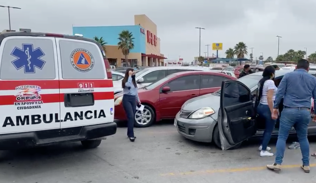 Mujer choca a dos autos en centro comercial H-E-B