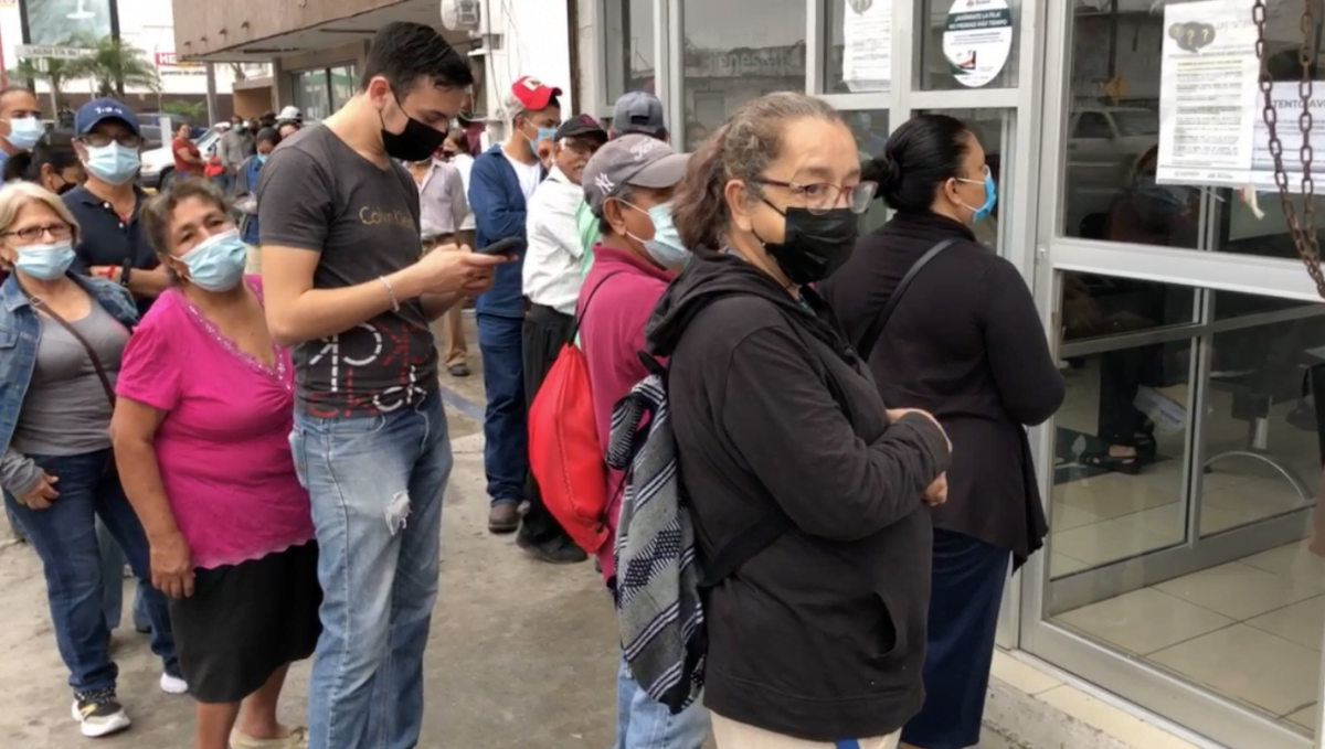 Abuelitos esperan hasta 5 horas para cobrar su pensión en Matamoros