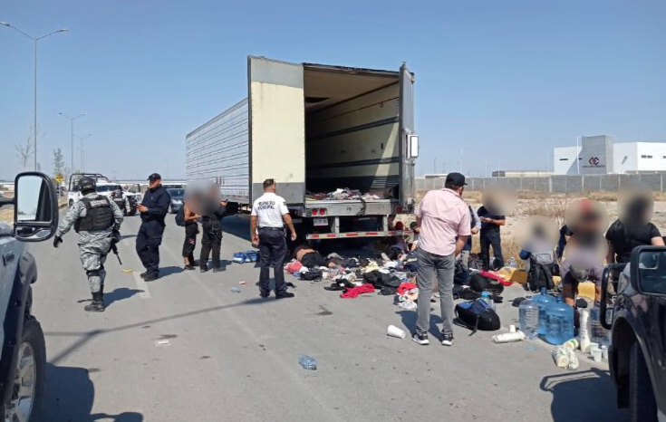 Rescatan a mas de 160 migrantes abandonados en la caja de un tráiler, fallece mujer embarazada
