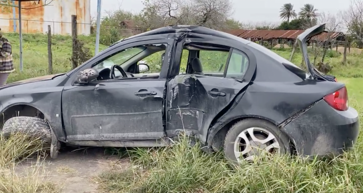 Mujer choca contra poste tras exceso de velocidad