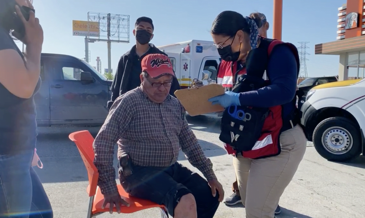 Atropellan a abuelito de 75 años, queda lesionado de las rodillas
