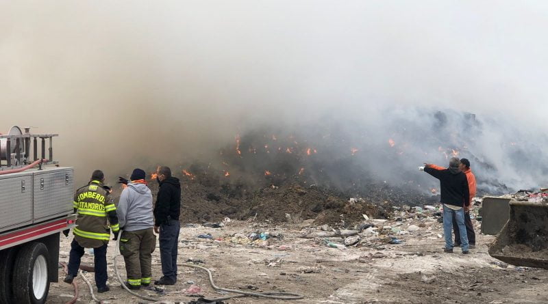 Incendio de relleno sanitario lleva 48 horas, siguen labores para sofocarlo