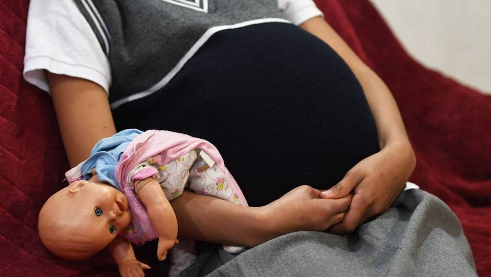 Niña de 13 años es mamá por segunda vez; autoridades investigan el caso