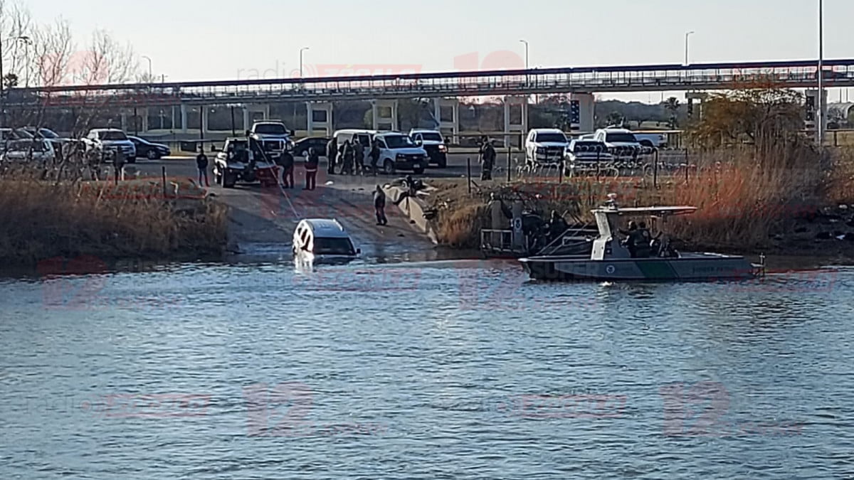 Tras persecución camioneta termina en aguas del río Bravo, aseguran a 7 migrantes