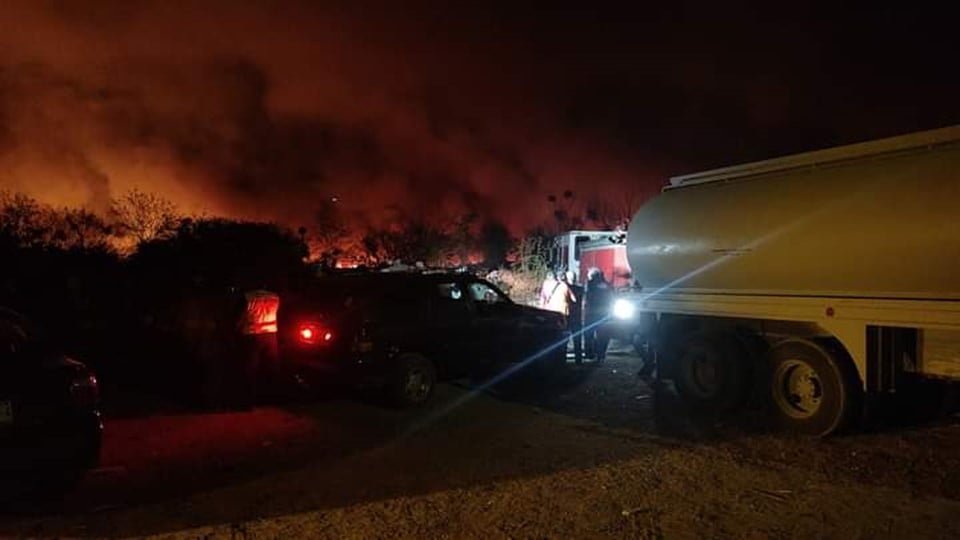 Tras incendio en Ciudad Madero, familias evacuan sus viviendas en medio de la madrugada