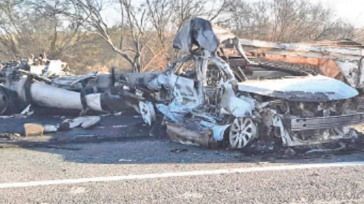 Muere trailero calcinado al interior de su unidad