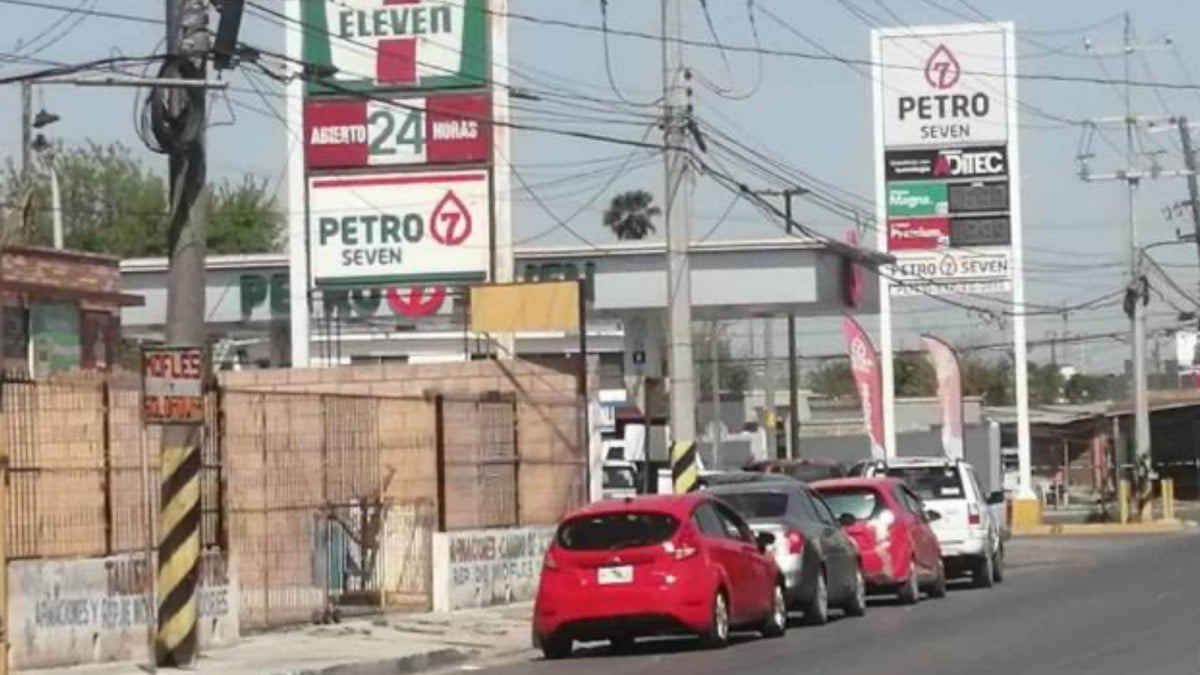 Largas filas en gasolineras de Reynosa, usuarios buscan la más barata