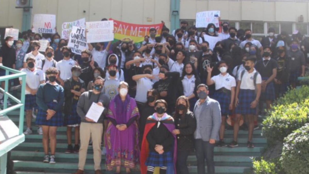 Con protesta, alumnos exigen usar falda en Baja California