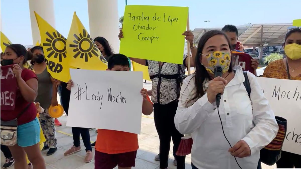 Protestan militantes del PRD contra la diputada de Morena 