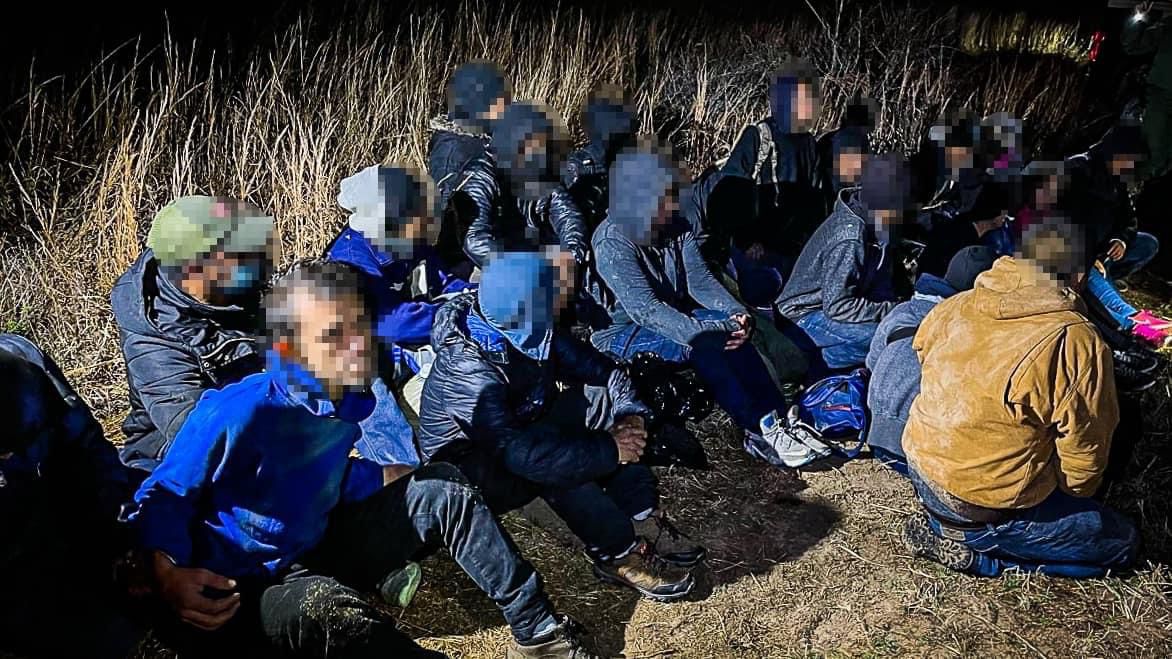 Drone de vigilancia ubica a 24 migrantes y los detiene Patrulla Fronteriza