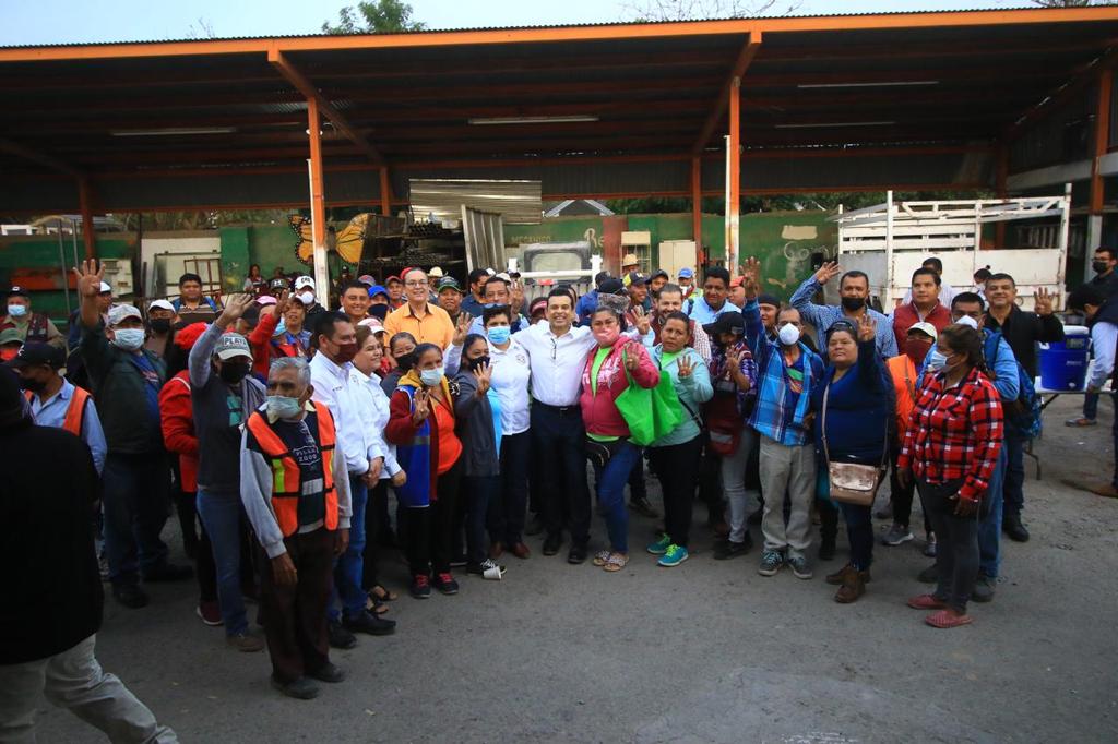 Personal de limpieza comprometido con Victoria Más Limpia.