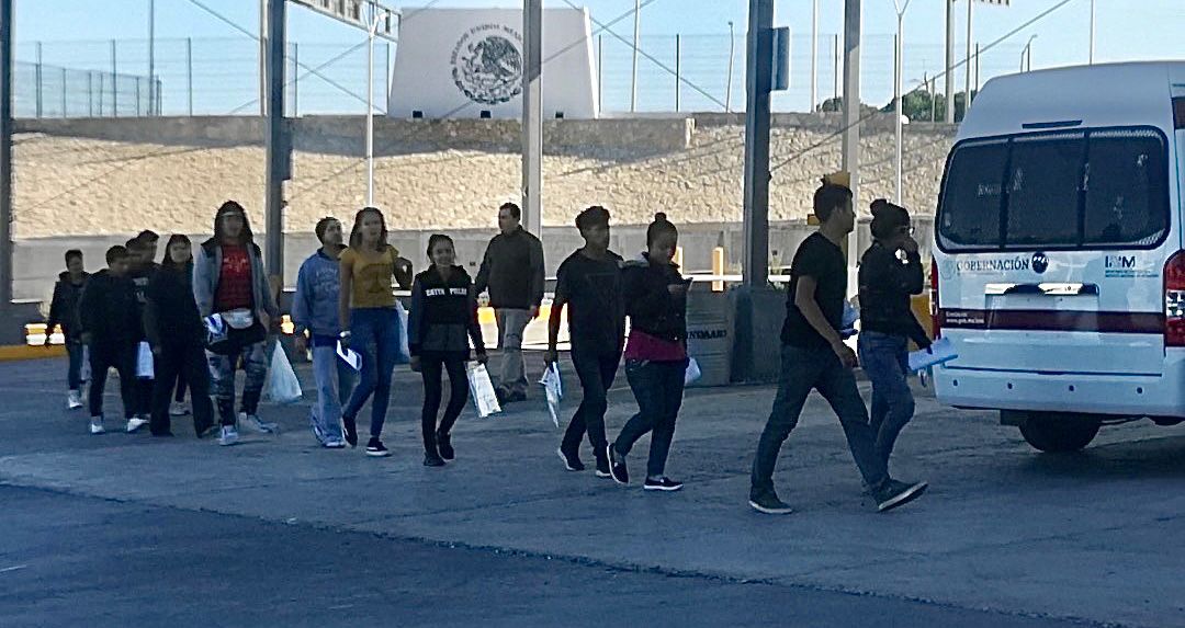 Recibe Nuevo Laredo 30 repatriados al día