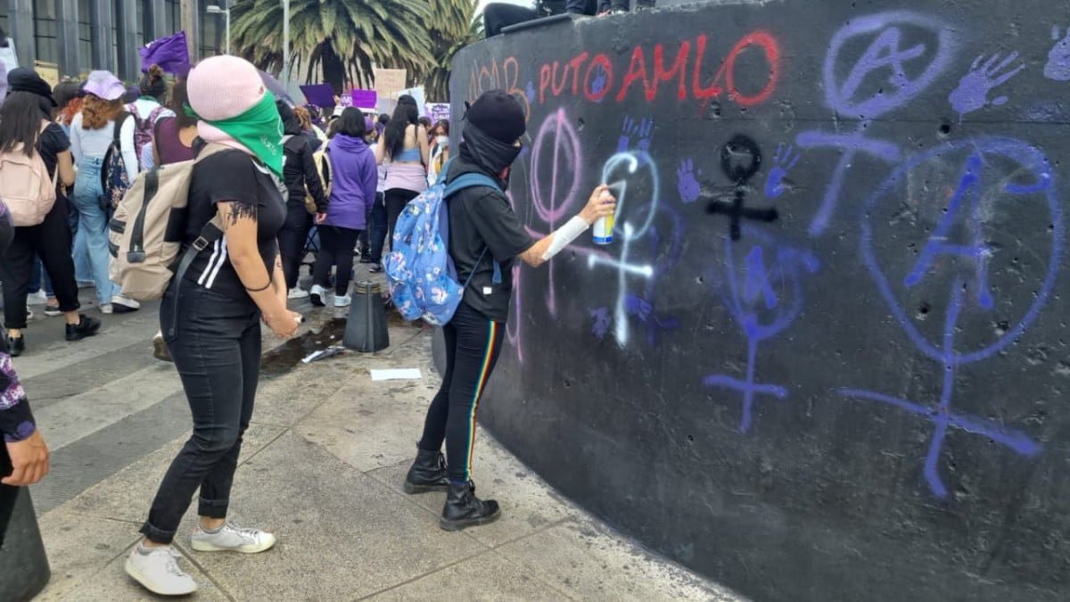 Feministas agreden a camarógrafa durante manifestación en CDMX
