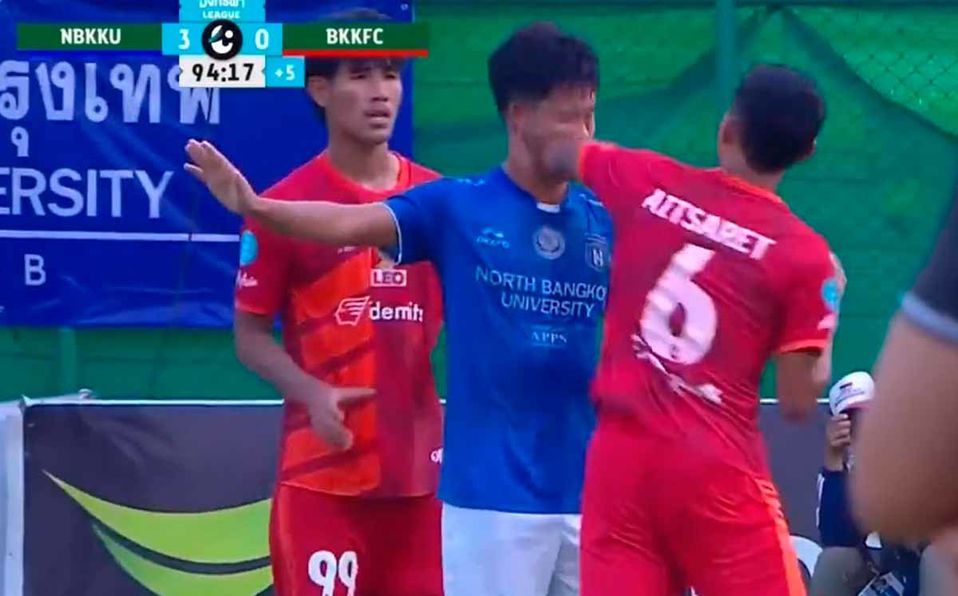 Jugador de futbol noquea a su contrincante con un codazo