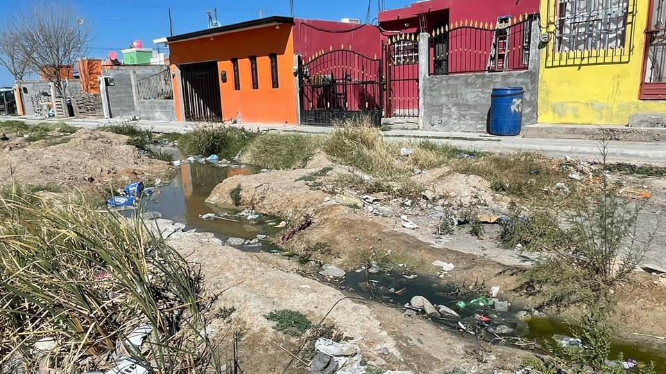 Afecta brote de agua negra a vecinos de la Valles de Anáhuac