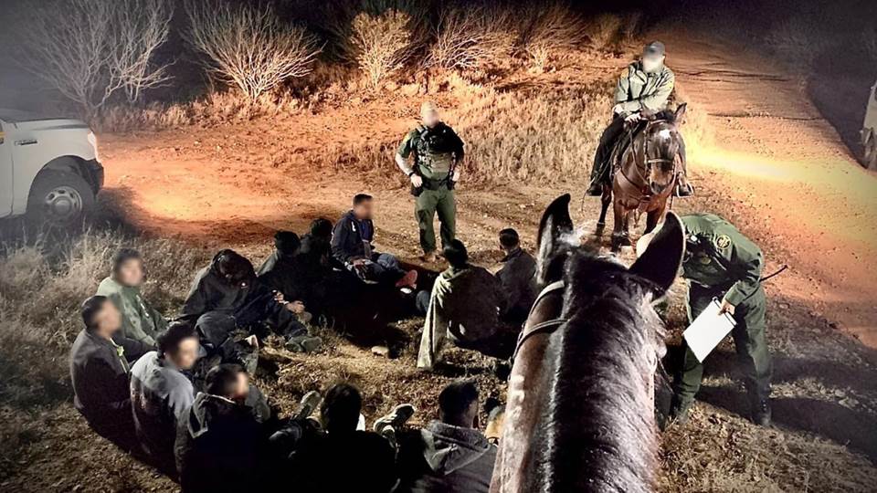 Frena Patrulla Ecuestre ingreso a Laredo de 40 indocumentados
