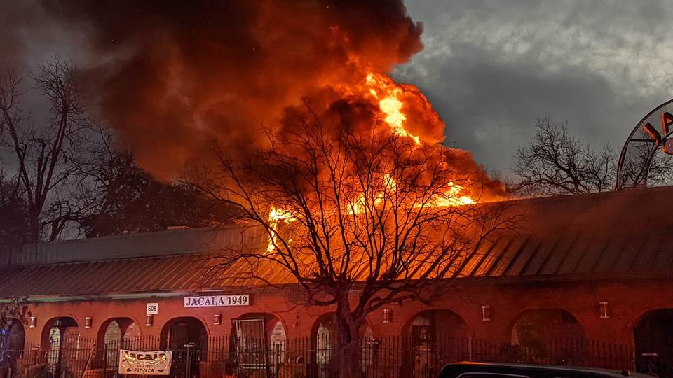 Fuerte incendio consume famoso restaurante Jacala de San Antonio, Texas